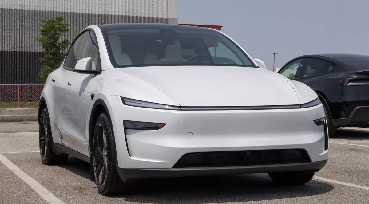Imagine cu o Tesla albă model Y parcată