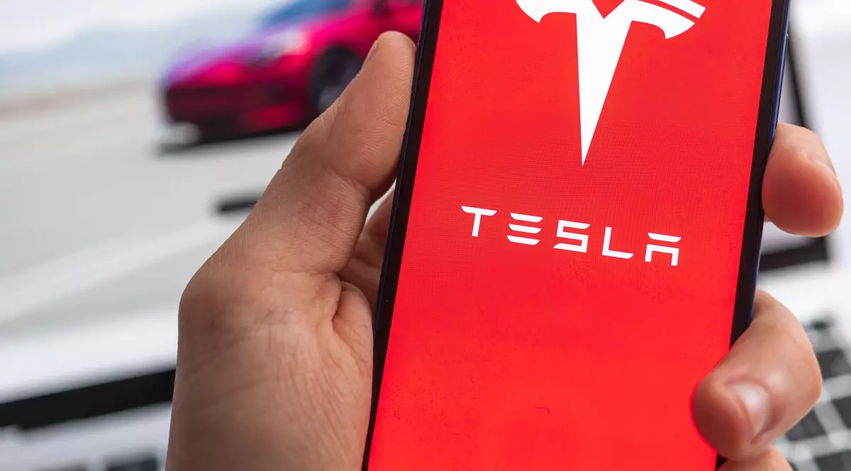 Logo-ul Tesla afișat pe ecranul unui telefon mobil