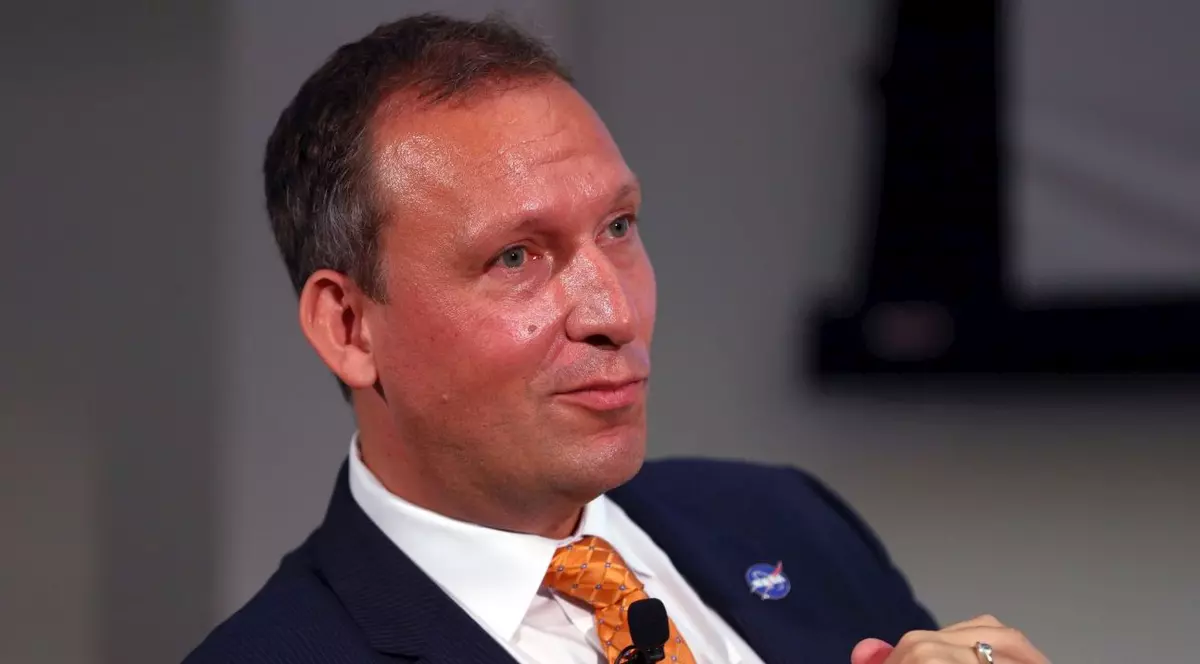 Thomas Zurbuchen este un astrofizician elvețiano-american, fost șef al departamentului științific al NASA între 2016 și 2022, unde a coordonat cele mai importante misiuni spațiale ale agenției