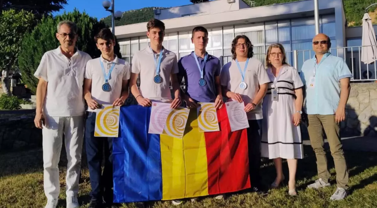Tinerii olimpici români, medaliați la Olimpiada Balcanică de Fizică 2025, alături de profesorii coordonatori.