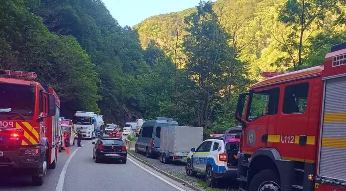 Traficul a fost blocat pe un sens, pe DN 66.