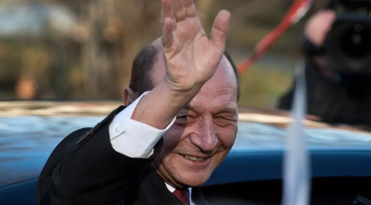 Președintele român Traian Băsescu salută în timpulunei ceremonii, 2014.