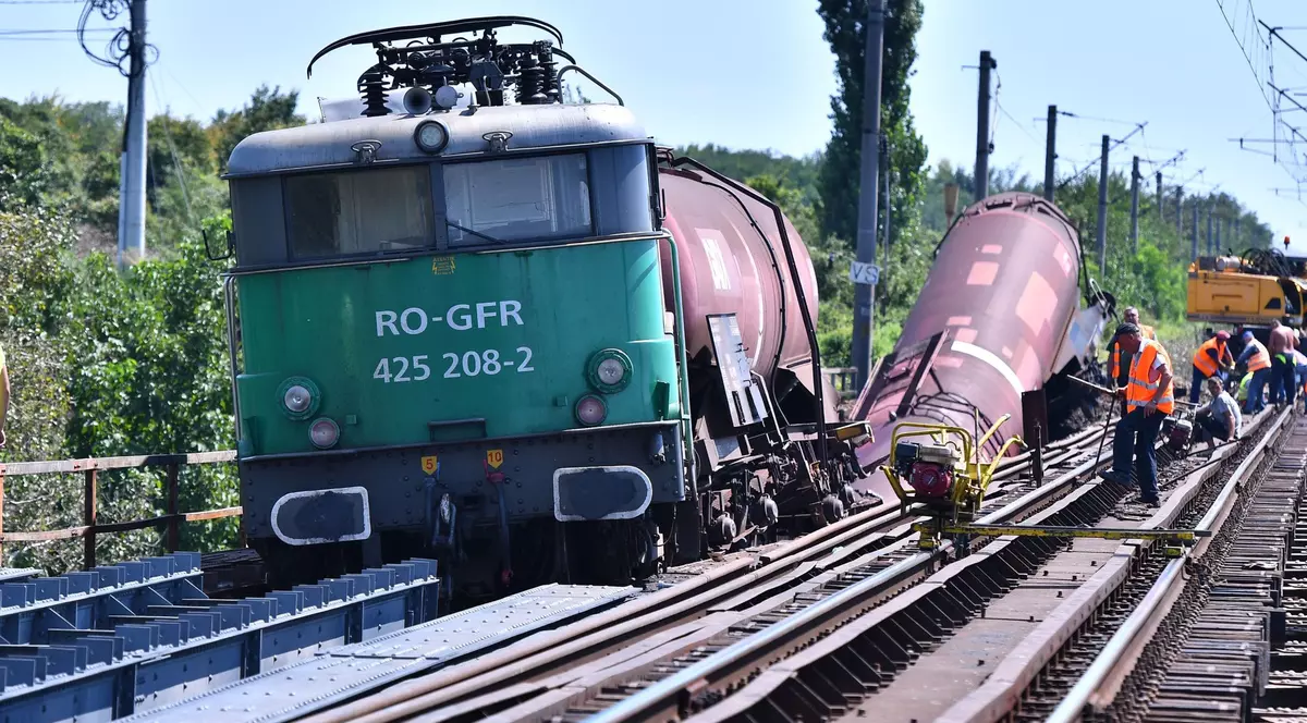 Tren GFR cu vagoane cisternă deriat, în județul Dolj. Imagine din 2018.