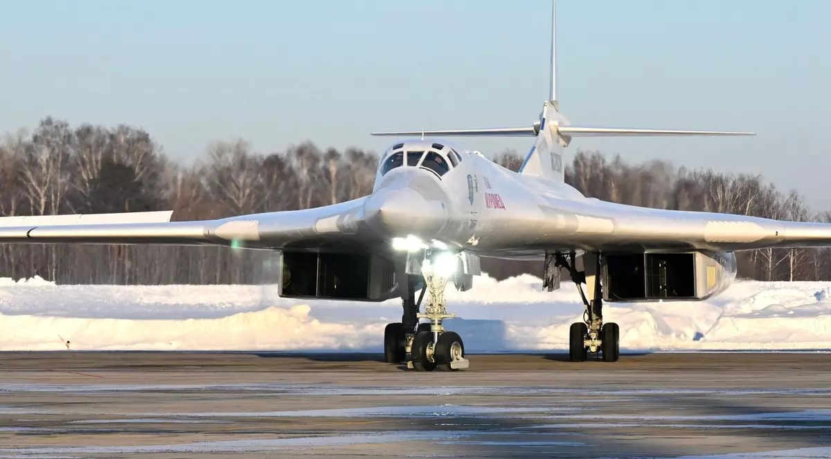 Bombardierul strategic Tupolev TU-160M, pregătindu-se de un zbor de exercițiu