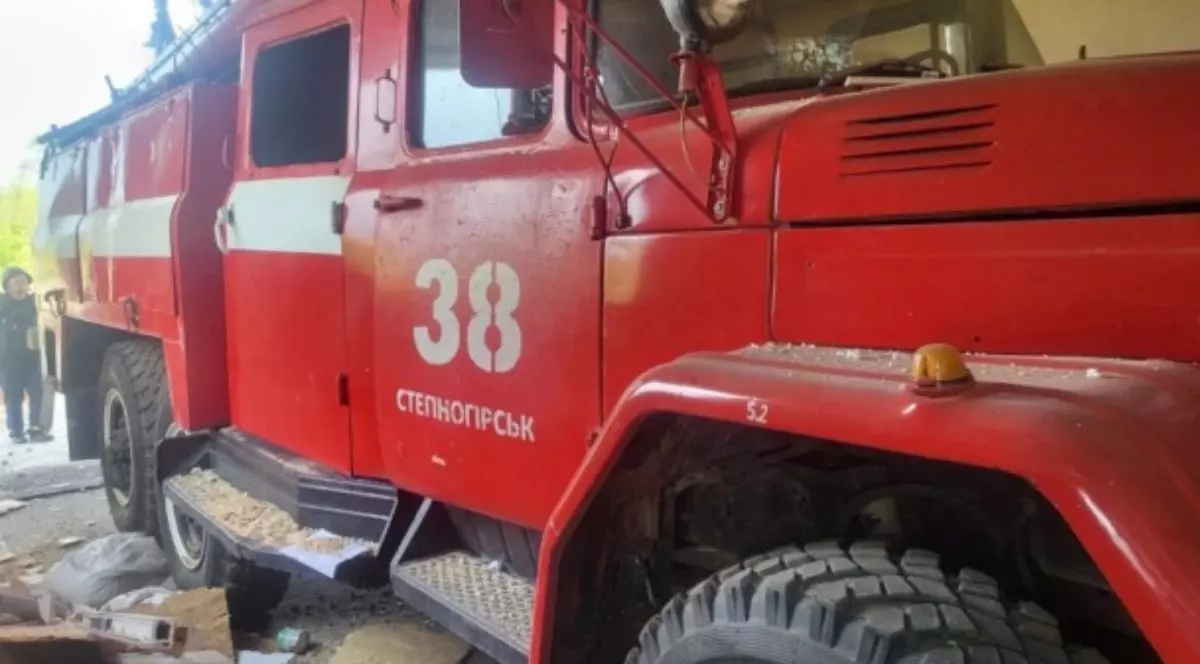 In imagine, o masina de pompieri, intr-o unitate, atacata cu drone rusesti