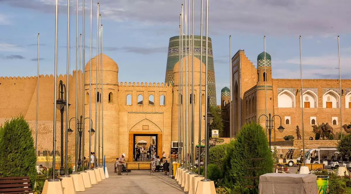 Poarta Darvoza și minaret Kalta Minor în Itchan Kala, orașul vechi cu ziduri din Khiva, Uzbekistan
