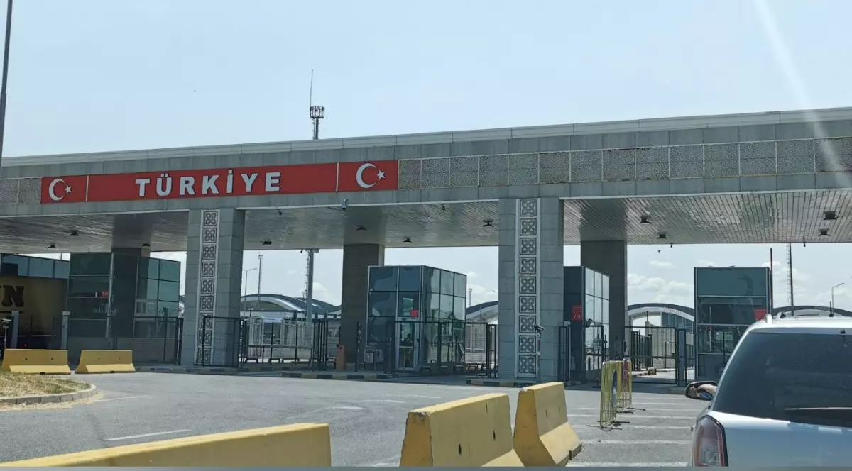 Vama din Turcia unde o coloană de mașini (vizibile în dreapta jos) așteaptă controlul autorităților bulgare