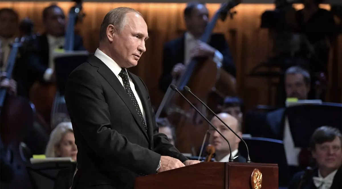 Imagine cu Vladimir Putin în fața a două microfoane, în timpul unui eveniment