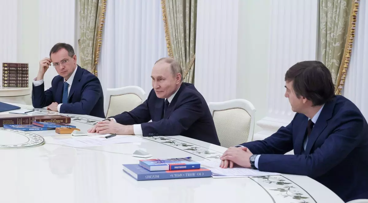 Vladimir Putin (centru) discută despre manualele școlare cu consilierul său, istoricul Vladimir Medinski (stânga) și ministrul Educației Serghei Kravțov (dreapta) Foto; Profimedia