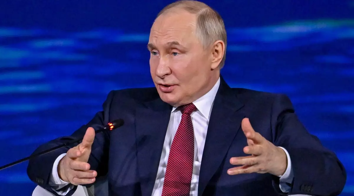 Președintele rus Vladimir Putin, in costum inchis, camasa alba si cravata, gesticuleaza la sesiunea principală a Forumului Economic Internațional de la Sankt Petersburg (SPIEF) și a făcut evaluări cu privire la problemele de pe agenda de lucru a forumului.