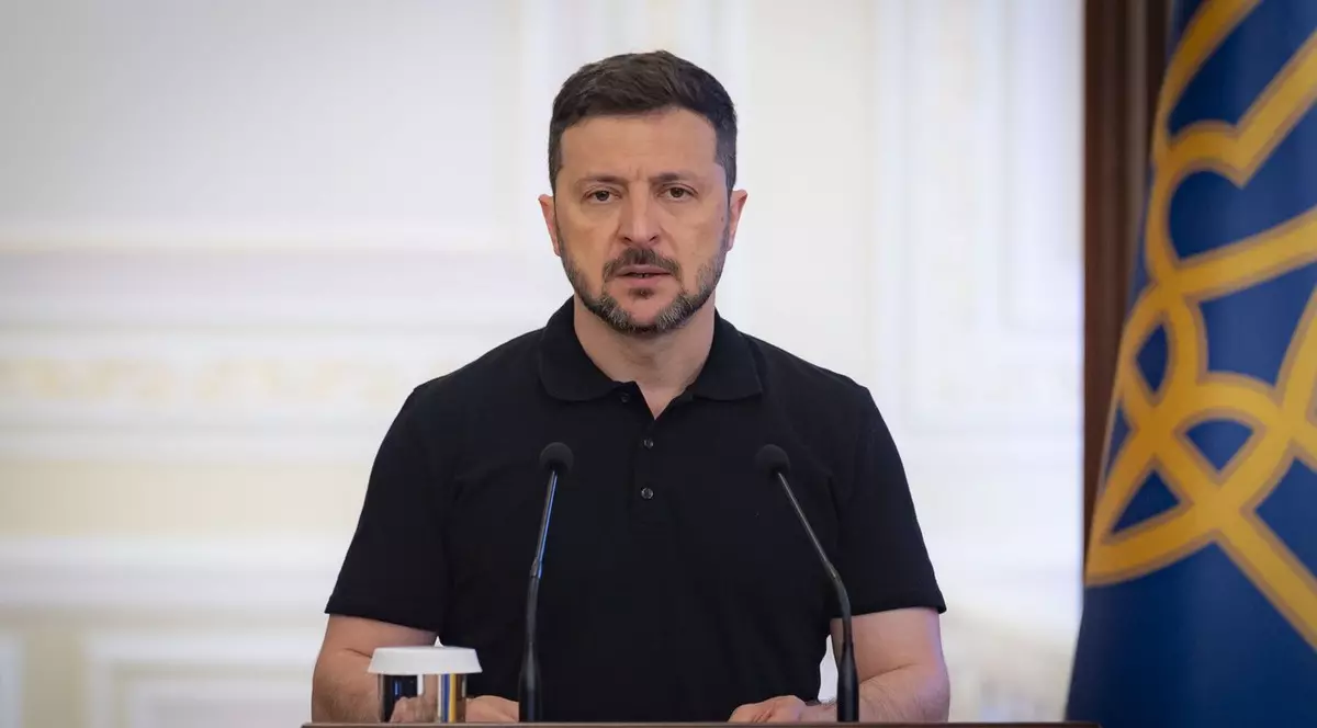 Volodimir Zelenski în timpul unei conferințe de presă, poartă un tricou negru și vorbește la microfon.