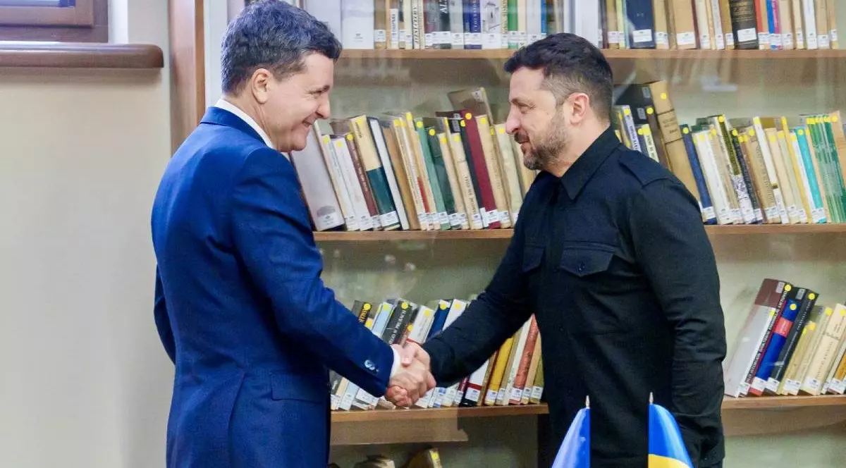 Nicușor Dan (stânga) și Volodimir Zelenski (dreapta) surprinși în timp ce-și strâng mâna la Vilnius, înainte de discuții - 2 iunie 2025