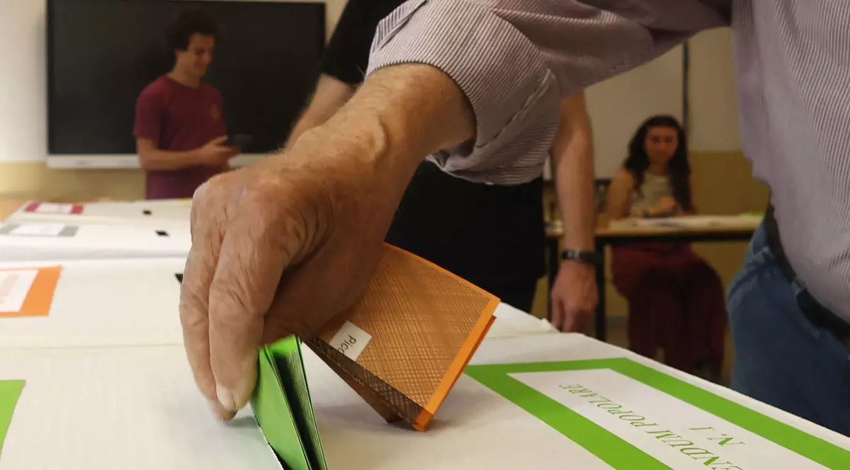 Bărbat care introduce în urnă buletinul de vot la o secție din Roma, pe 8 iunie 2025