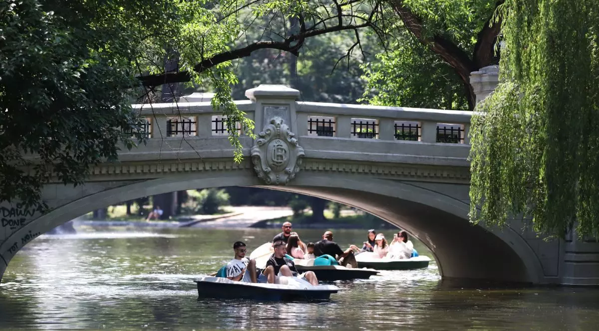 Trei bărci pline cu tineri sunt pe lac în parcul Cișmigiu din București, într-o zi caldă de vară, 5 iunie 2025