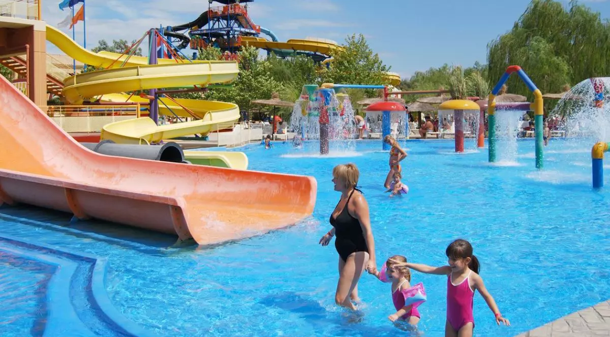 Imagini de vară, cu distratie la piscina, tobogane colorate, oameni in piscina mica, pentru copii,