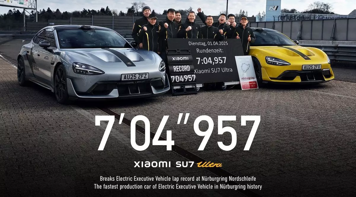 Două mașini electrice Xiaomi SU7 Ultra, împreună cu echipajele lor pe circuitul de la Nurburgring.