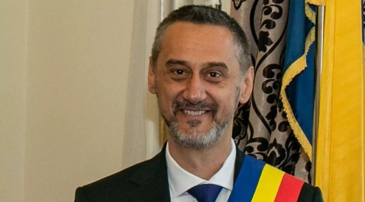 Mario De Mezzo în costum și cu o eșarfă tricoloră depune jurământul ca primar al municipiului Slatina, noiembrie 2024