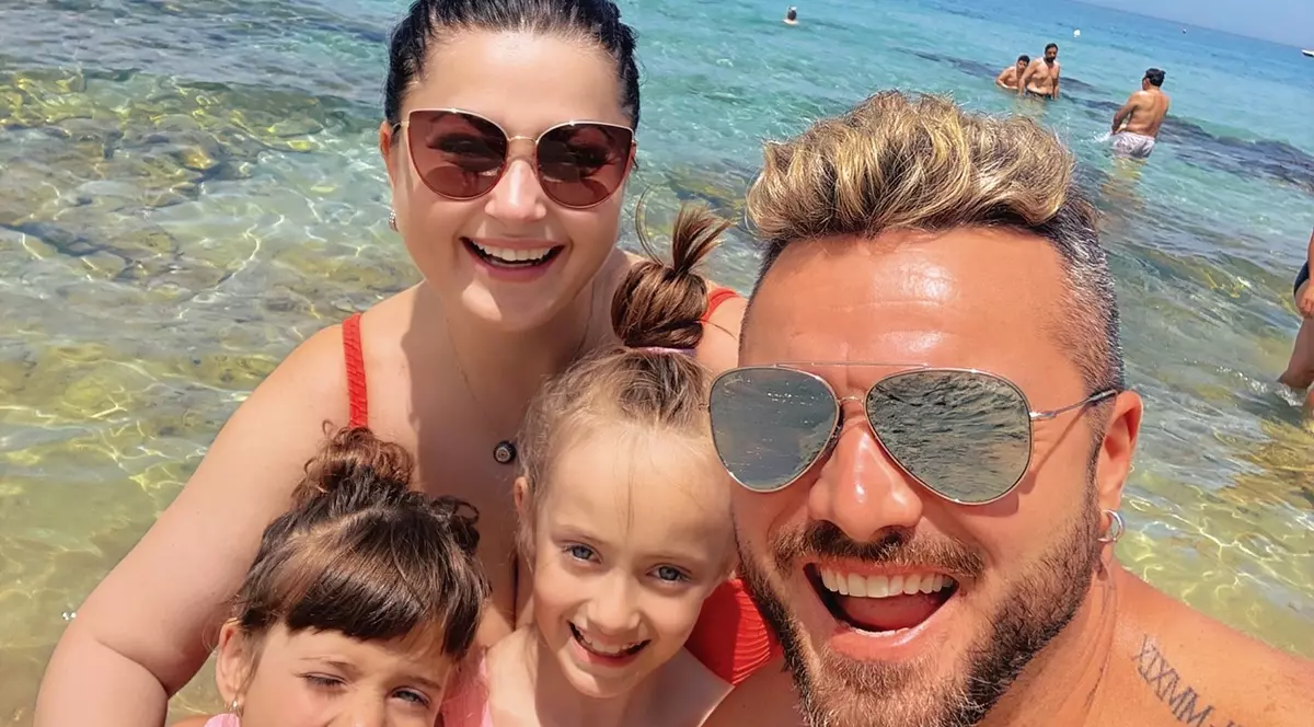 Tavi Clonda a mers la Beach, Please! fără Gabriela Cristea. Cine l-a însoțit pe artist și ce s-a întâmplat cu soția și fetele lui. „Facem așa o băiețeală”