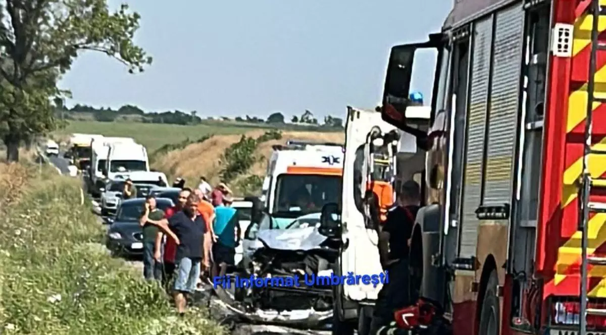 Mai multe mașini sunt oprite în coloană în urma unui accident produs pe DJ 251, între Pechea și Costache Negri, județul Galați, 22 iulie 2025