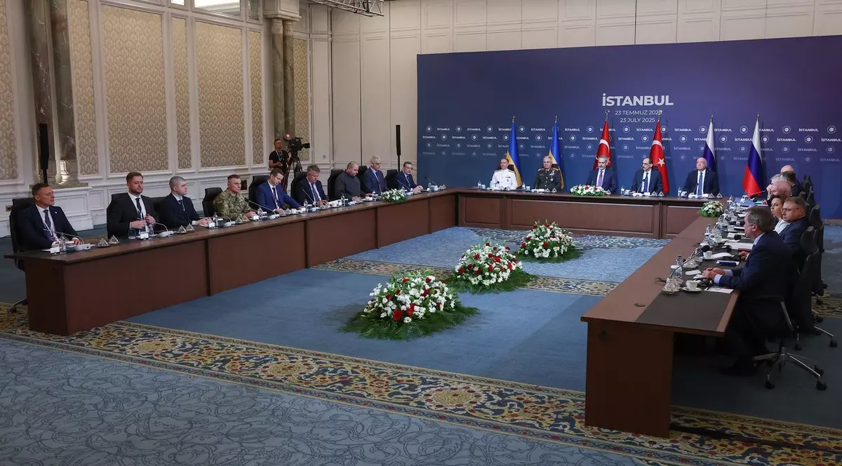 A treia rundă de negocieri ruso-ucrainene, la Istanbul. Delegația ucraineană - în stânga imaginii, cea rusă - în dreapta. În centru se află reprezentanți ai Turciei Foto: Profimedia