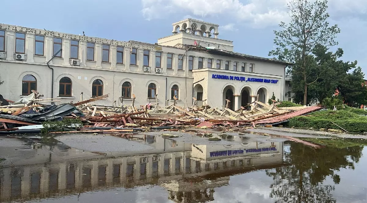 Clădirea Academiei de Poliție din București a rămas fără acoperiș, după furtună 17 iulie 2025