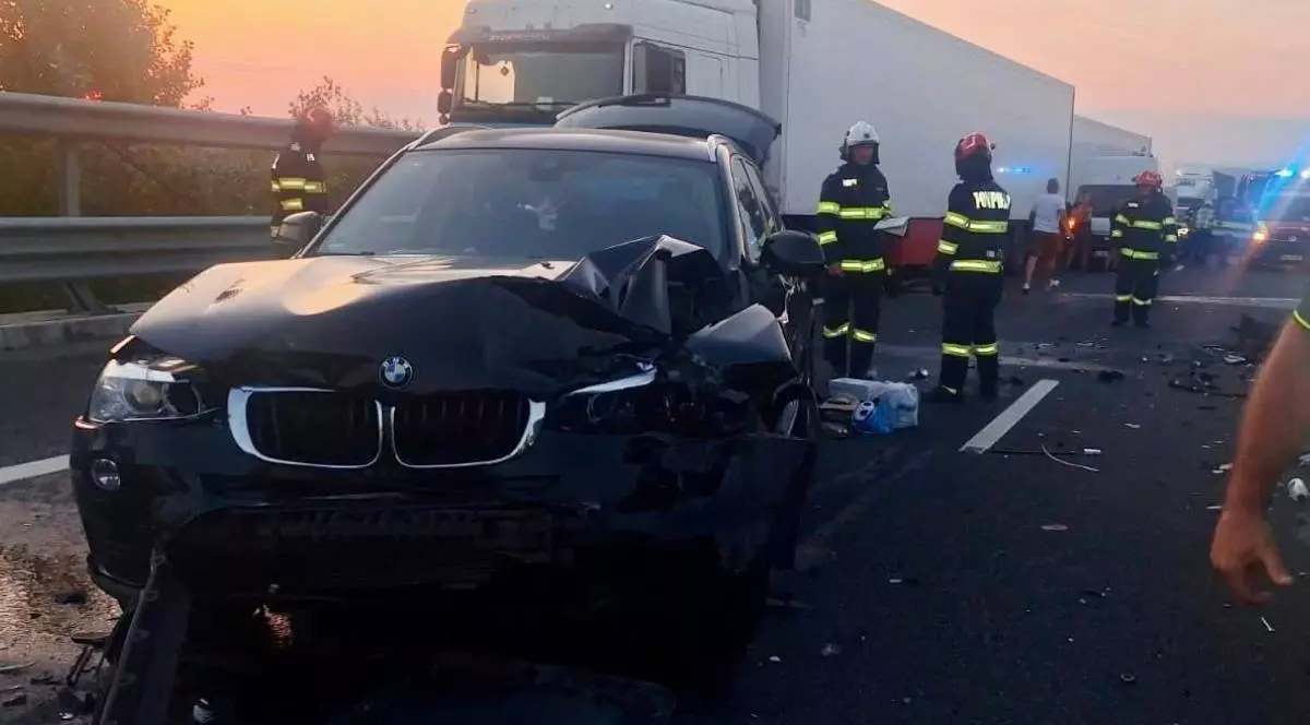 Una dintre mașinile implicate în accidentul de pe A1 a fost lovită frontal, pompierii intervin pentru salvarea pasagerilor