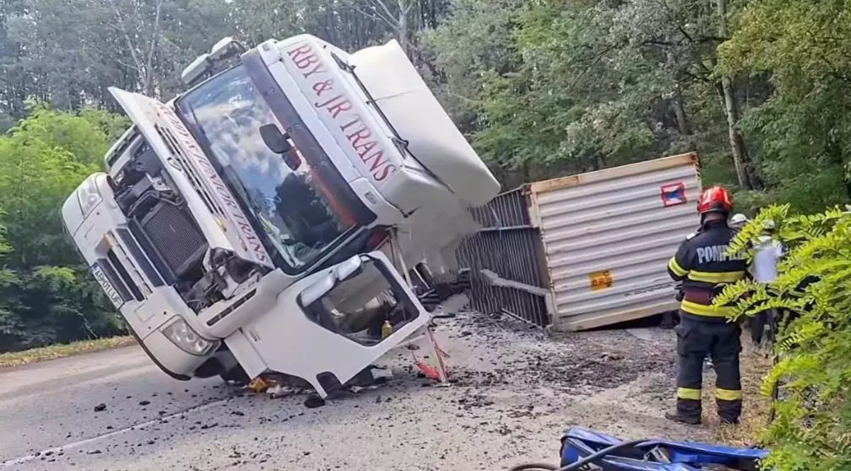 Bărbat mort în Mehedinți, după ce un container transportat de un TIR a căzut, în mers, peste mașina sa