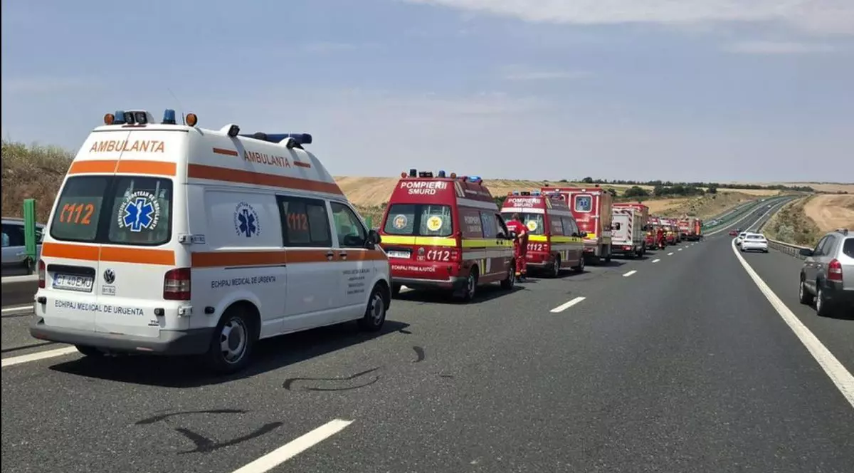 Este accident în lanț, cu șase mașini, pe Autostrada Soarelui A2, duminică, 6 iulie 2025, iar mai multe mașini de ambulanță au sosit la fața locului și stau una în spatele alteia