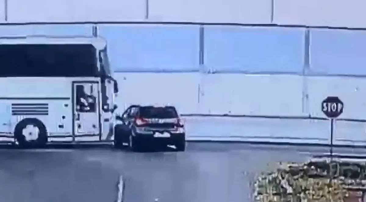 Imagine surprinsă de camera de supraveghere cu momentul în care autoturismul intră în intersecție, chiar dacă are semnul STOP, și este lovit în plin de un autocar de culoare albă