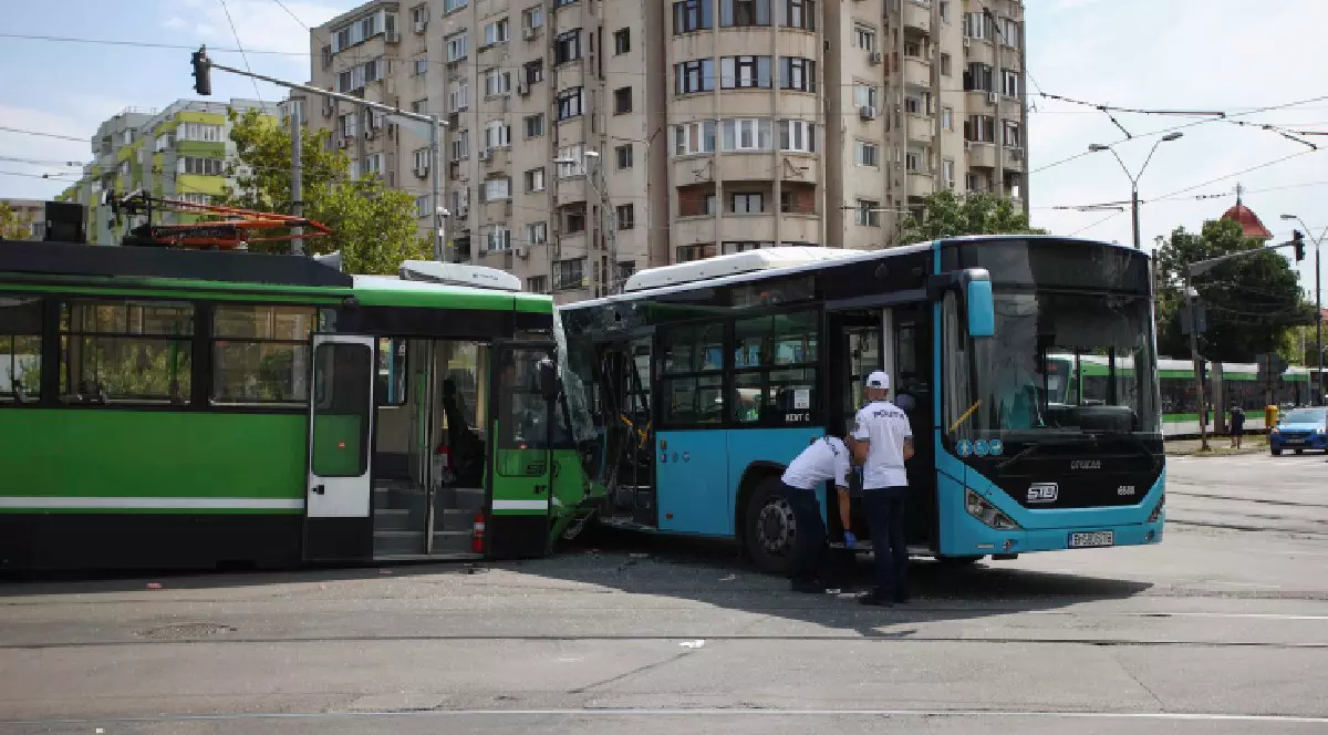 Un tramvai si un autobuz s-au ciocnit la intersecția dintrea Calea 13 Septembrie cu Strada Progresului - 31 iulie 2025
