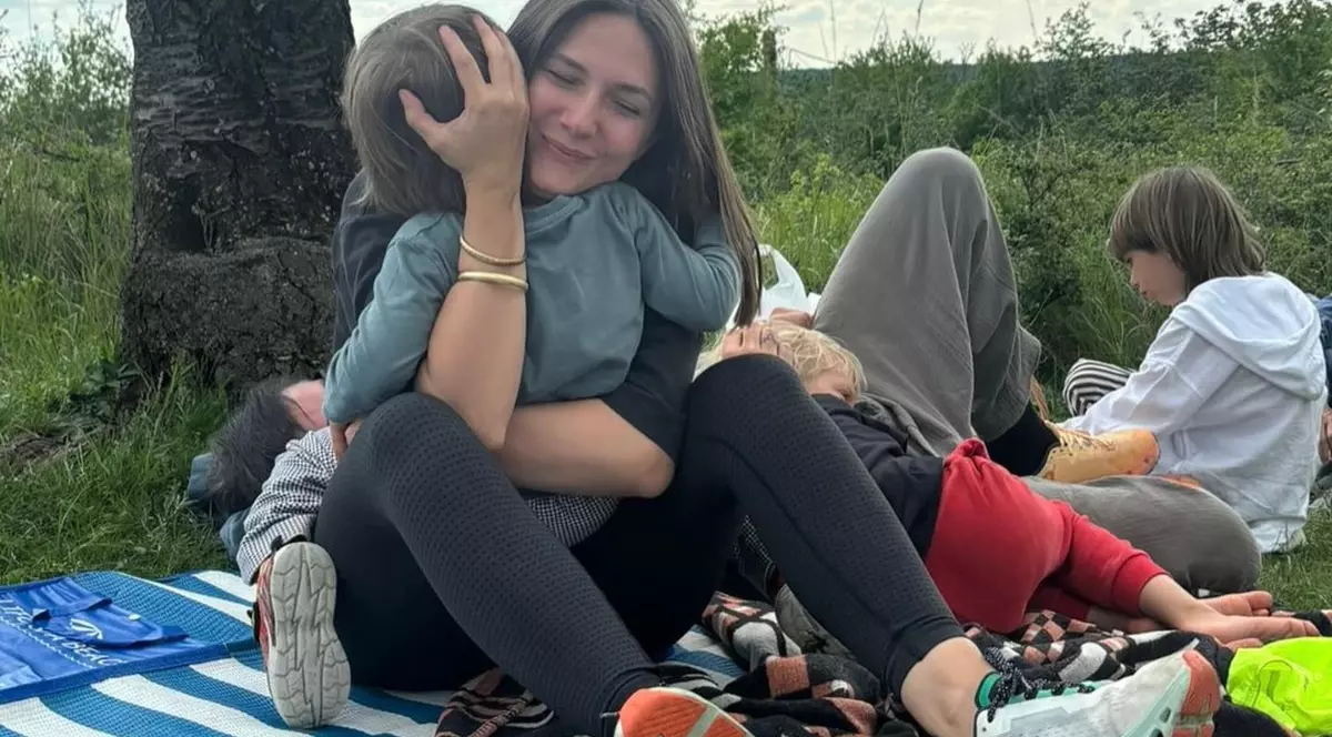 Adela Popescu și cei trei băieți ai săi