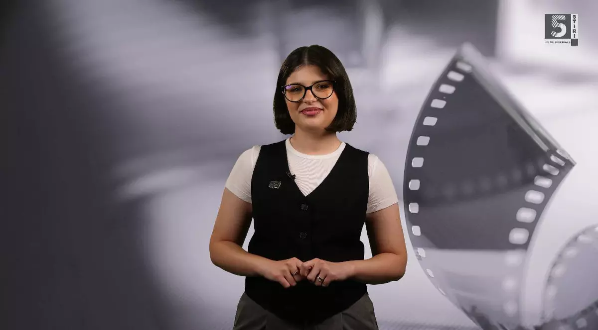 În imagine, Adelina Duinea vorbește despre filmele și serialele cele mai modă, îmbrăcată într-o bluză albă și o salopetă neagră, pe fundalul unei imagini cu o rolă de film