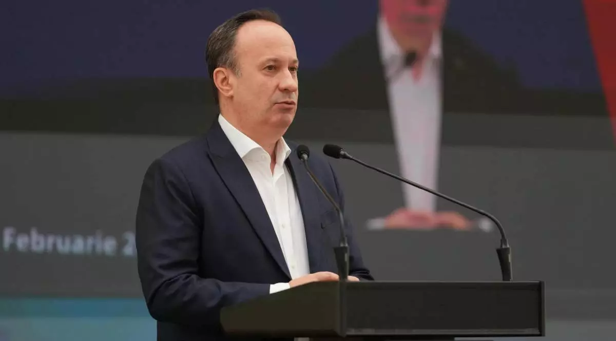 Fostul ministru al Finanțelor, Adrian Cîciu, în timpul unei ședințe PSD, ține un discurs la pupitrul de pe scenă