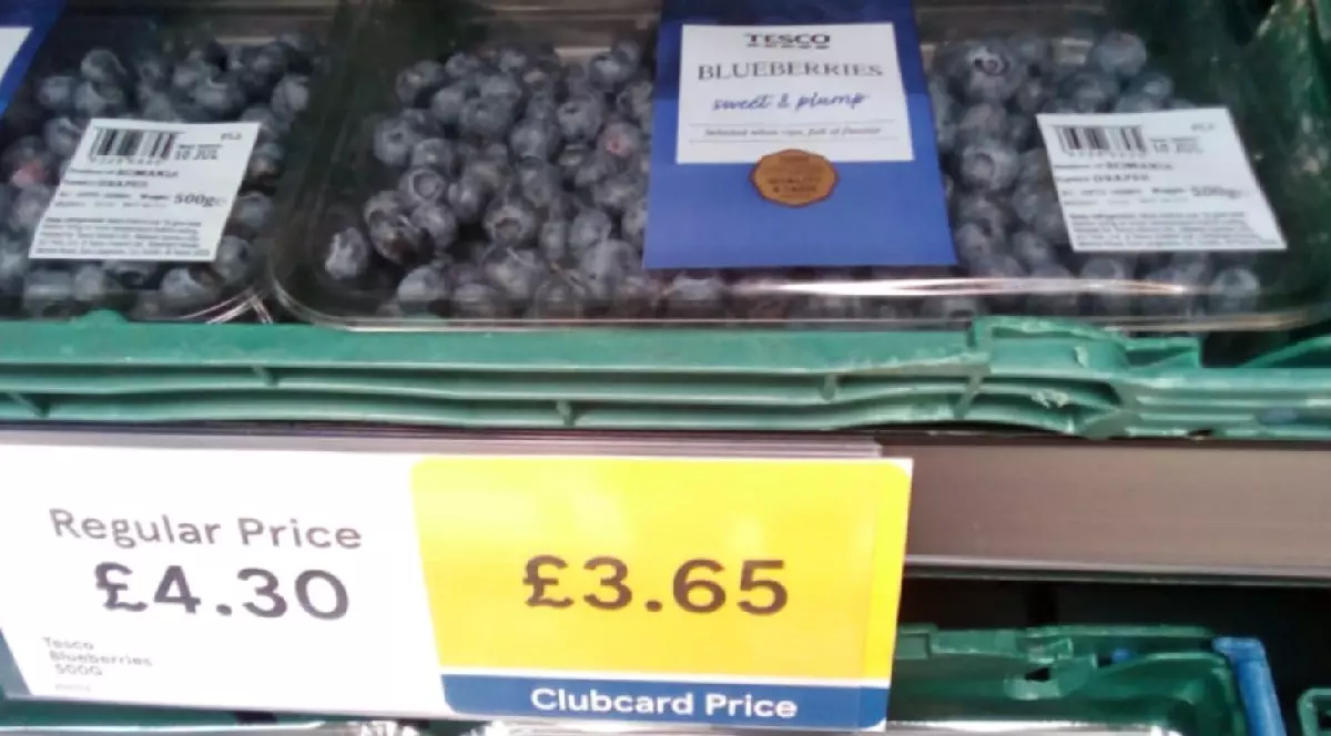 Caserole de afine pe raftul unui supermarket Tesco din Londra, iulie 2025