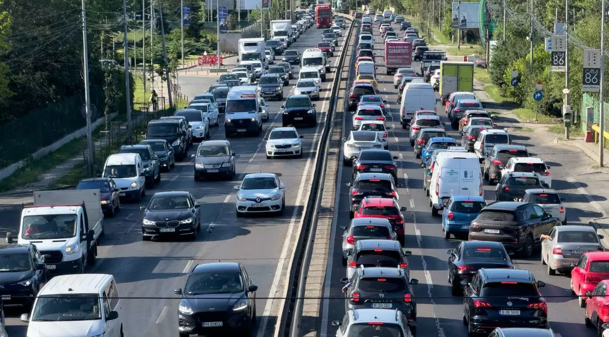 Aglomerație de mașini care circulă în coloană pe DN1