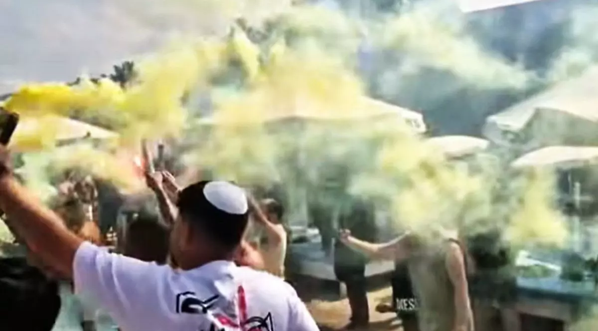 Imagini surprinse în București care arată suporterii echipei de fotbal Beitar Ierusalim, aprinzând fumigene și torțe la o piscină, în timp ce cântau imnuri ale echipei, 30 iulie 2025