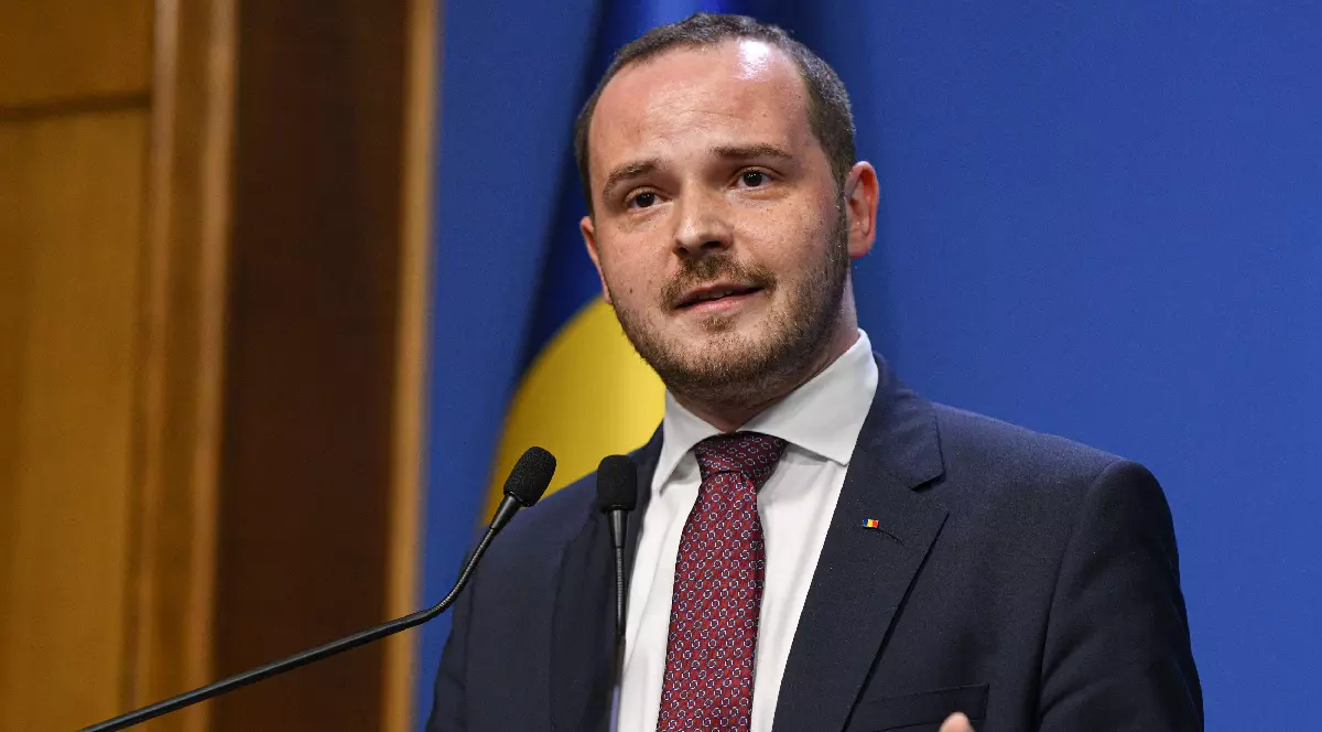 Alexandru Rogobete, într-un costum negru și o camasa alba și cravată grena