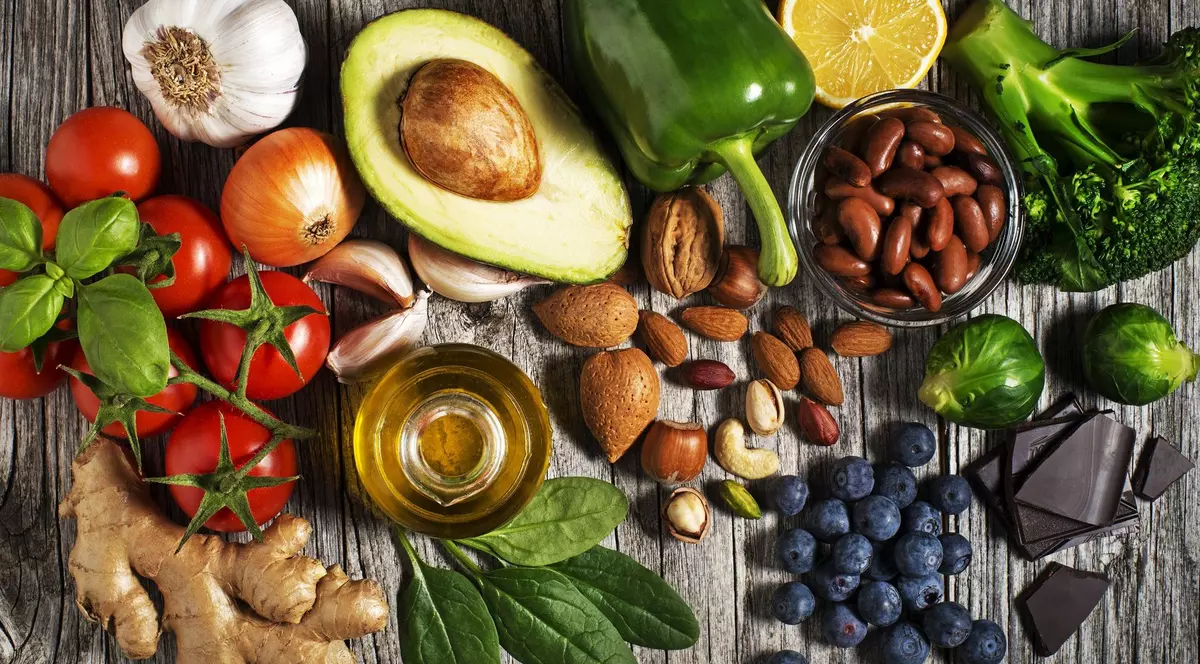 Imagine cu mai multe alimente considerate sănătoase: avocado, roșii, usturoi, varză de Bruxelles, ceapă, migdale, afine, ardei verde, ghimbir