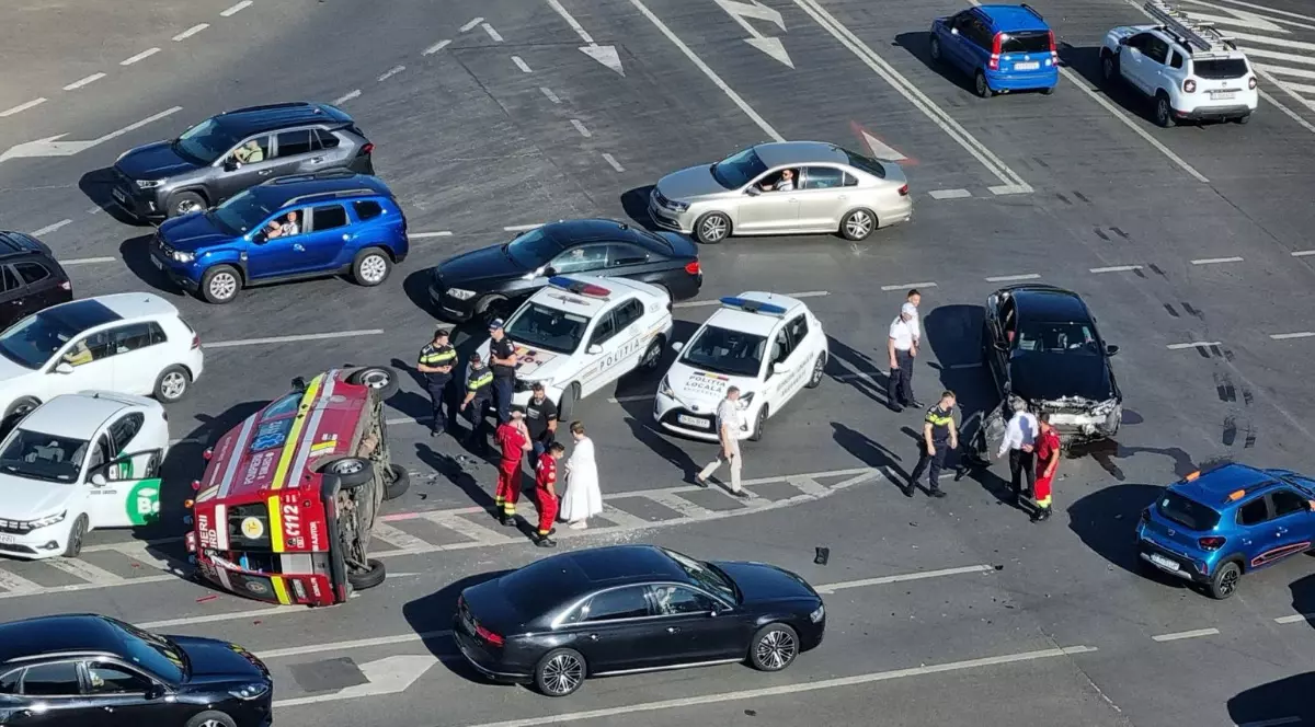 Vedere de sus a unei intersecții unde s-a răsturnat o ambulanță