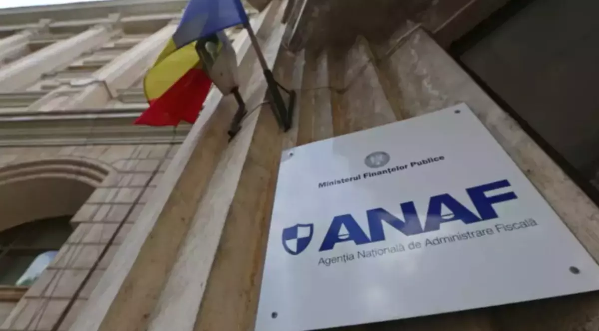 O placă montată pe fațada unei clădiri oficiale, pe care scrie „ANAF – Agenția Națională de Administrare Fiscală” și „Ministerul Finanțelor Publice”.