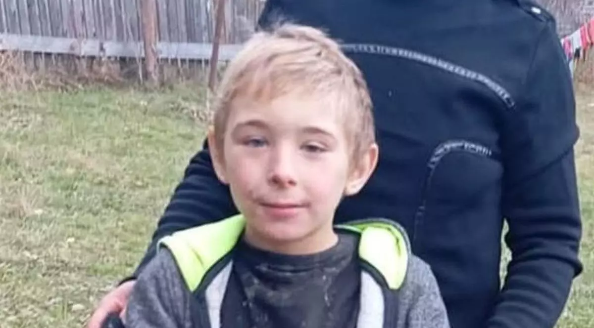 Andrei, băiatul de 7 ani dispărut o noapte în pădure, este fericit fericit la întoarcea acasă