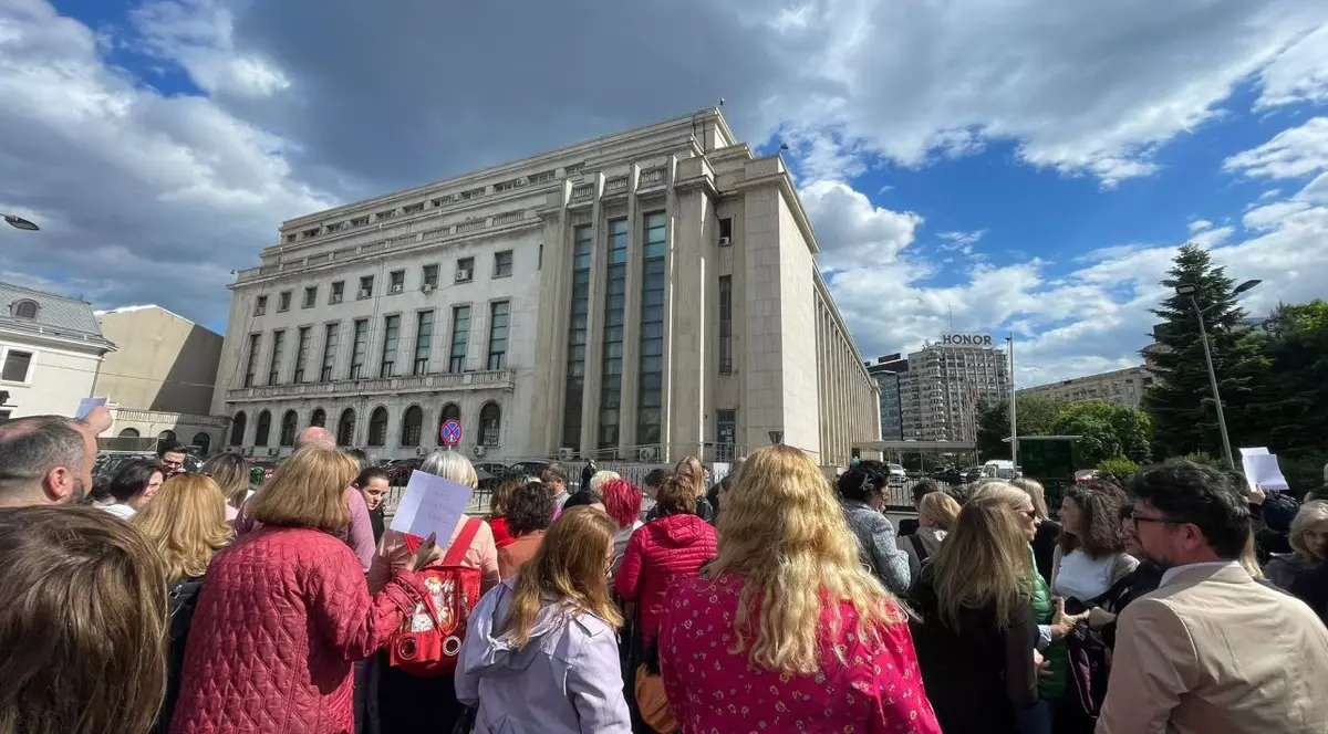 Angajații din Aparatul de Lucru al Guvernului condus de Ilie Bolojan protestând