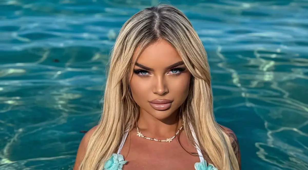 Anja Todorovic, blondă, cu un costum de baie albastru, în timp ce este în mare