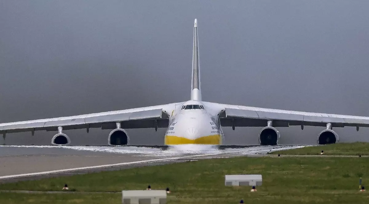 Un Antonov 124 (An-124) ucrainean, unul dintre cele mai mari avioane de marfă din lume, se reflectă în căldura care pâlpâie pe pista aeroportului Leipzig/Halle în timpul decolării