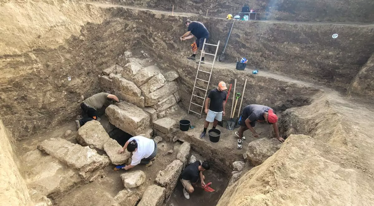 Arheologi ai Muzeului Național de Istorie a României în timp ce lucrează la situl arheologic al vechiului oraș Callatis, la nord de Mangalia