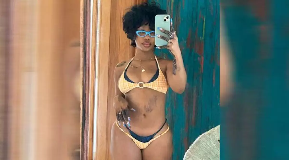 De ce poartă vedetele două perechi de bikini: „Noul trend în moda costumelor de baie”
