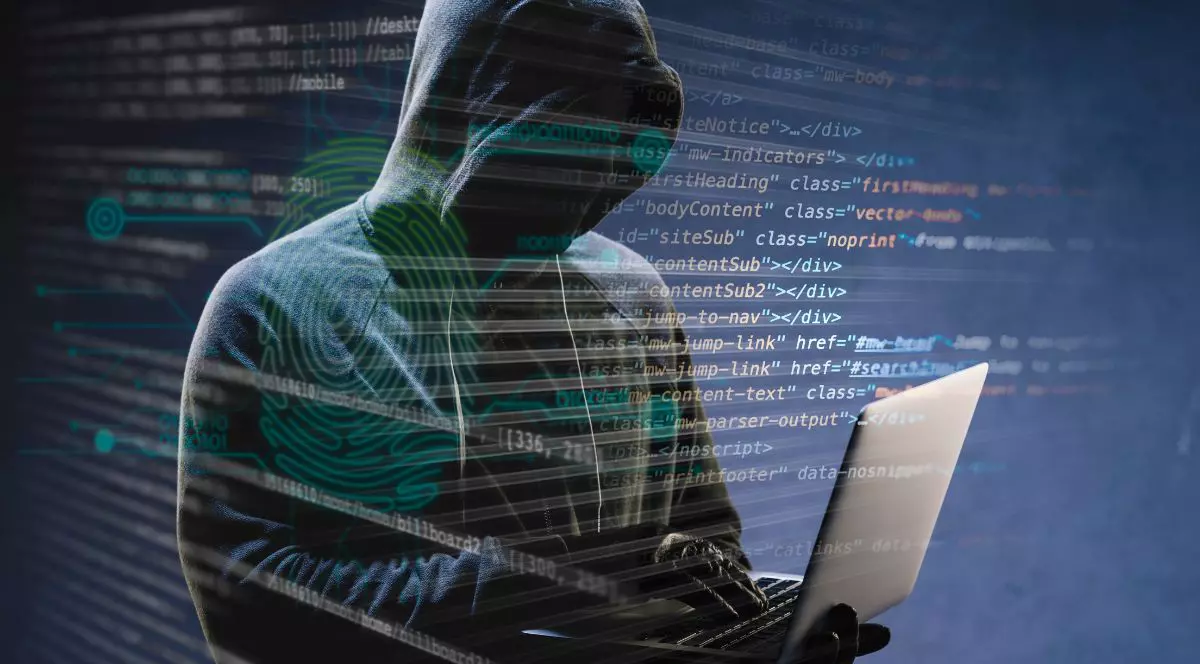 În imagine este o persoană îmbrăcată cu un hanorac cu gluga trasă pe cap, astfel încât fața nu i se vede clar. Persoana ține în mâini un laptop deschis. Peste imagine sunt suprapuse linii de cod scris în format HTML, cu multe cuvinte și simboluri în culori diferite, și o amprentă digitală stilizată de culoare albastră