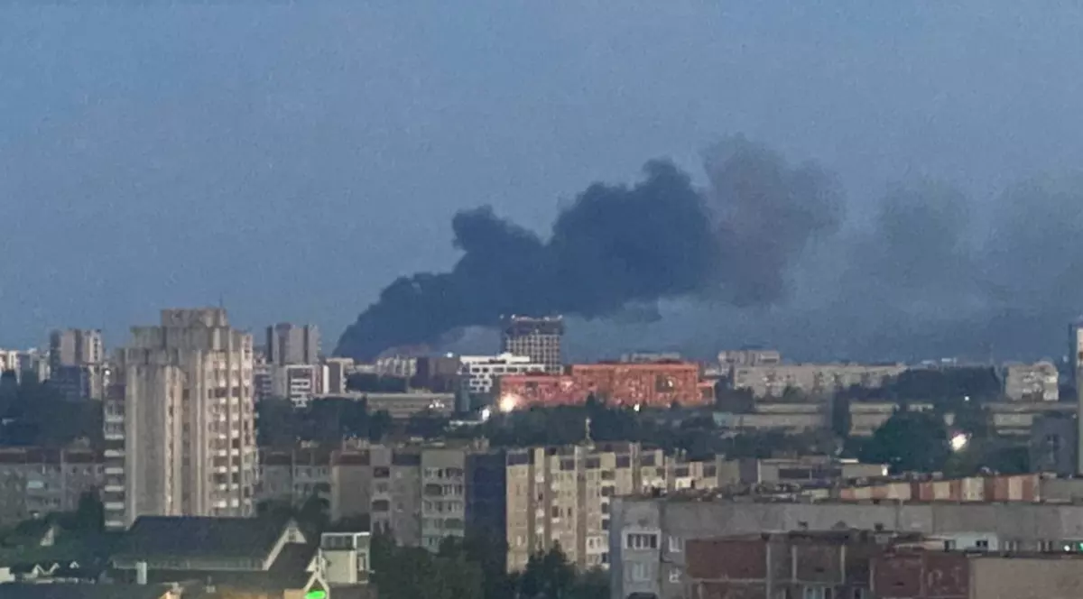 Vedere panoramică a unui oraș din vestul Ucrainei cu fum dens ridicându-se în urma atacurilor cu drone și rachete lansate de Rusia în noaptea de 12 iulie 2025