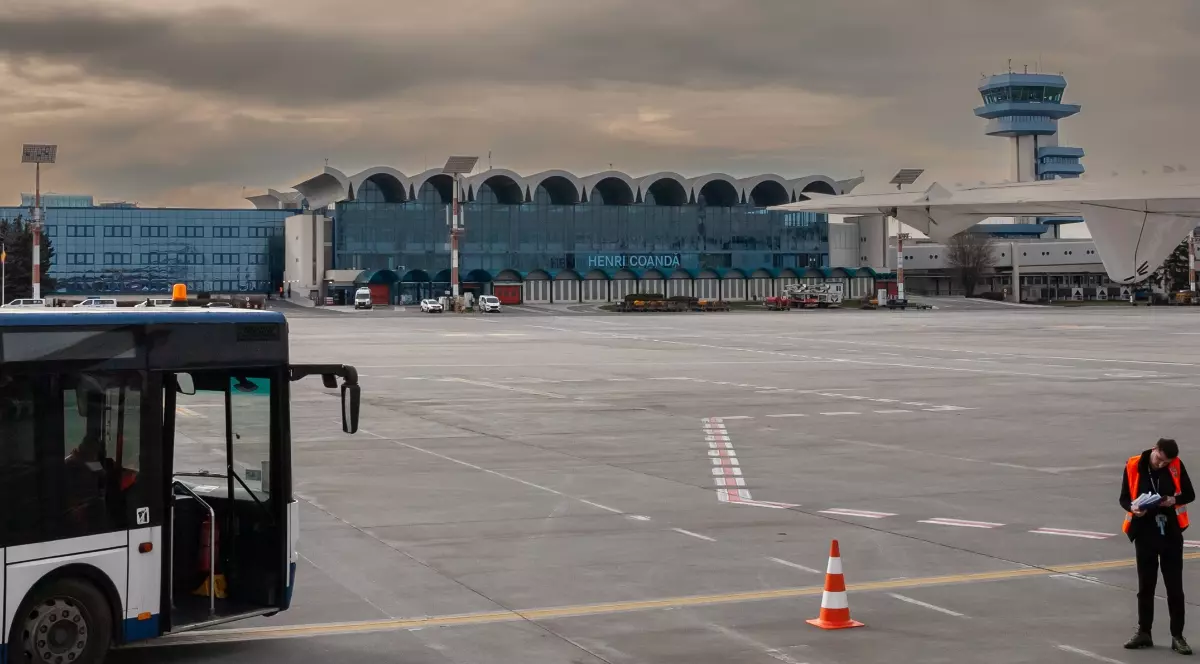 Un autobuz pe aeroportul Henri Coandă, pentru preluarea pasagerilor