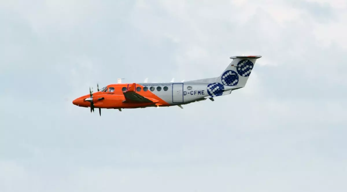 02 iulie 2020, Brandenburg, Schönefeld: O aeronavă de mici dimensiuni Beechcraft King Air 350 cu inscripția "Flight Calibration Service" (FCS) aterizează pe aeroport.